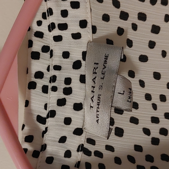 Sleeveless Tahari Blouse. Size Large. - Picture 2 of 4